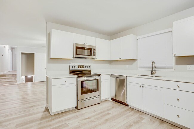 Building Photo - 1093 Lullwood Ct Ne