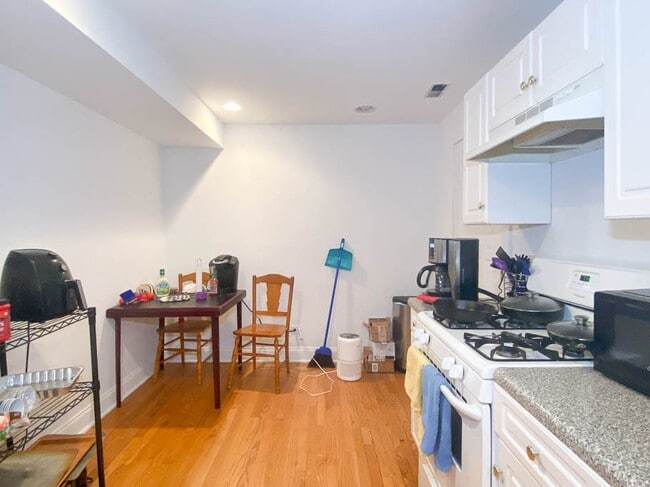 Building Photo - 922 W Addison St