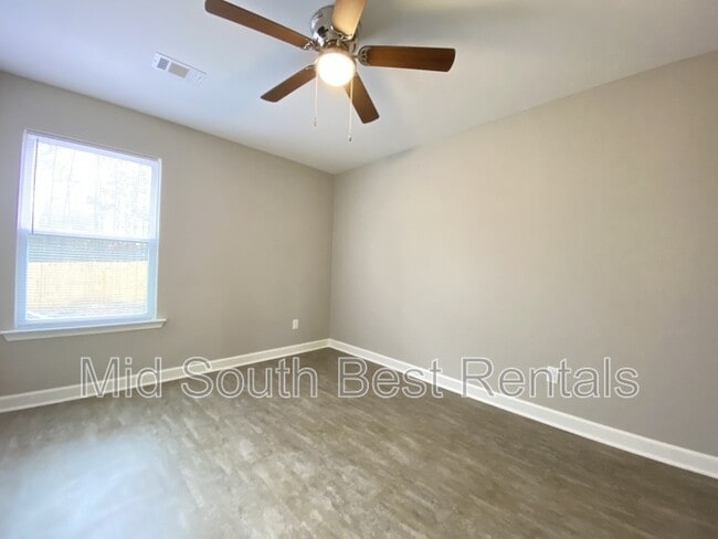 Building Photo - 208 Meadows Dr