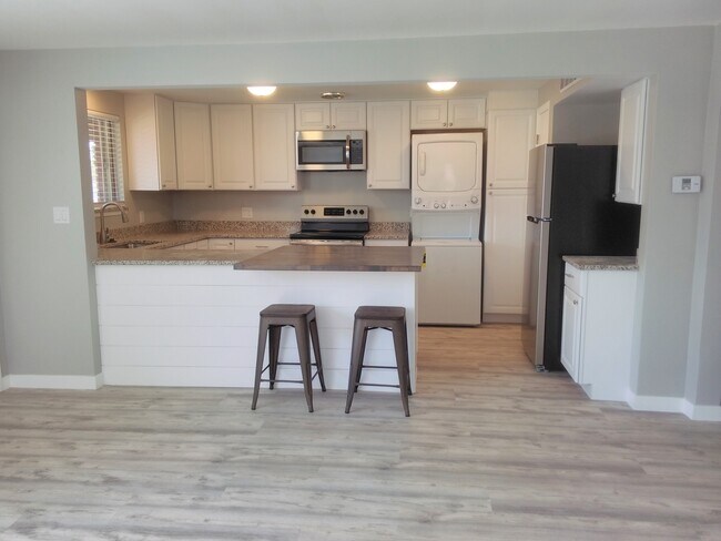 Kitchen - 839 E Fairmont Cir