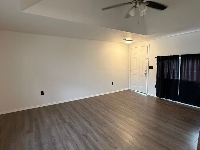 Building Photo - Charming 1 Bed Apartment | Hardwood Floors + Near Downtown!