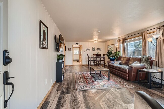 Foto del edificio - AVAILABLE NOW, LARGE YARD AND DETACHED 2 CAR GARAGE, UPDATED FLOORS AND BATH, $0 DEPOSIT OPTIONS!