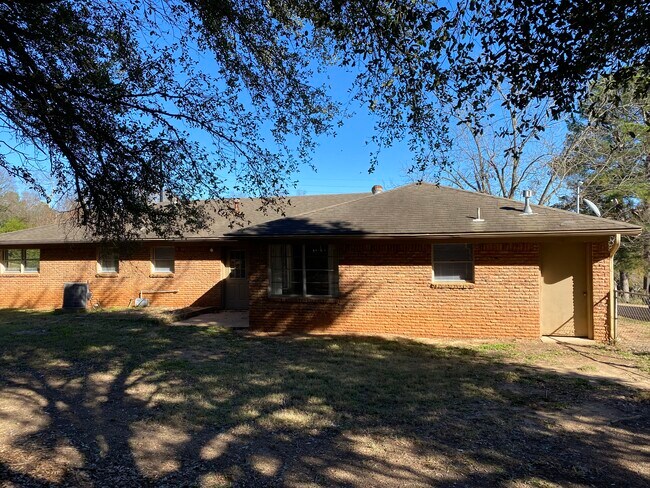 Building Photo - 109 Golfcrest Dr