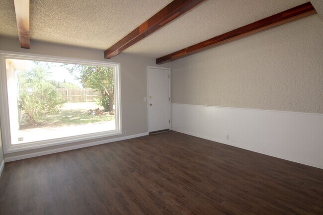 Foto del edificio - Cute 3 bed 1 bath Large Back Yard