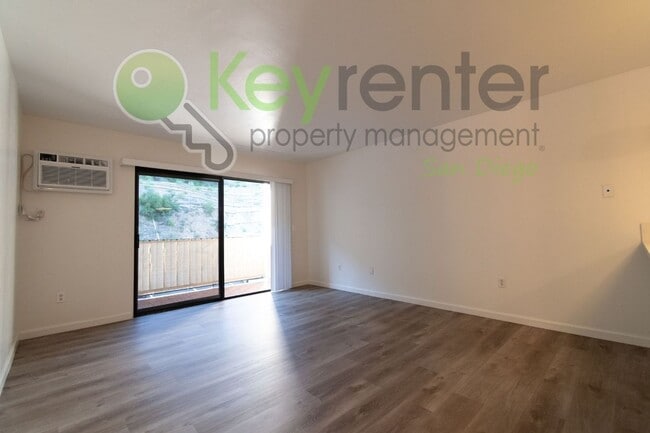 Foto del edificio - Walking distance to Fashion Vally Mall |2 minute drive to both North and South 163, as well as I-8