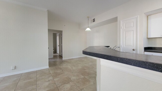 Foto del edificio - 2/2 First Floor Condo in Azur at Metrowest