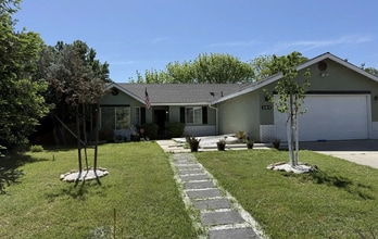 Building Photo - 409 W Packwood Ave