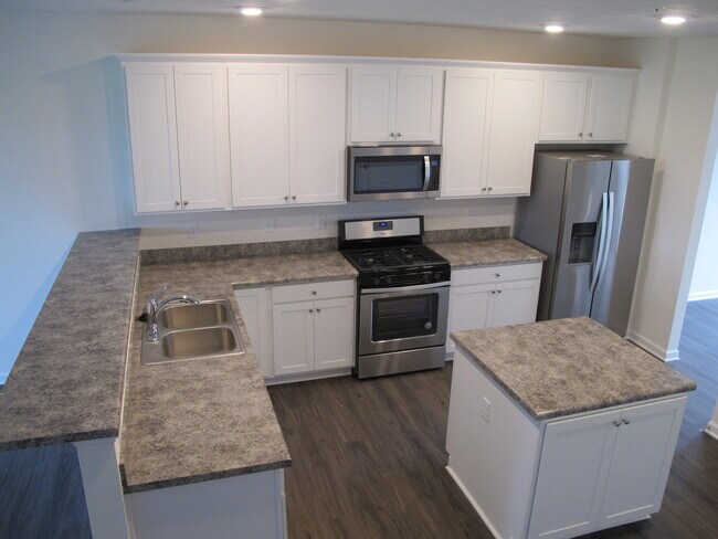 33 Remington Kitchen - direct entry from the garage. Only one step! - 33 Remington Dr