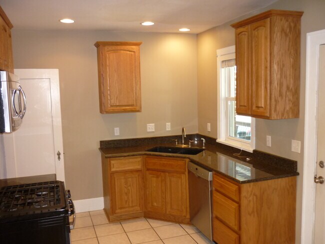 Building Photo - 5420 Leavenworth St