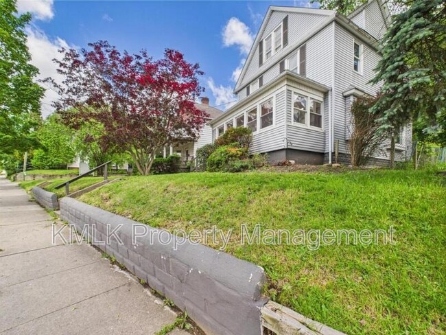 Building Photo - 689 Kenmore Blvd