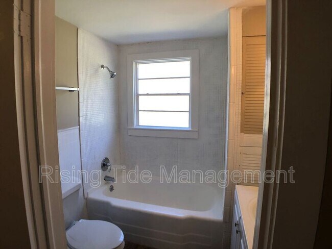 Building Photo - 2164 Circle Dr