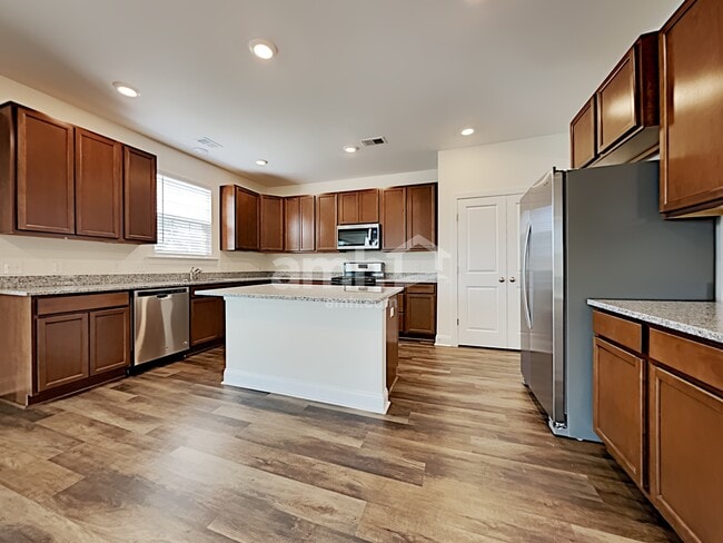 Building Photo - 102 Coopers Hawk Dr