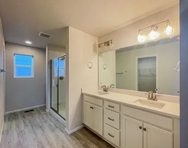 Foto del edificio - LONG REALTY AND PROPERTY MANAGEMENT- 4BED 3BATH IN Commerce City