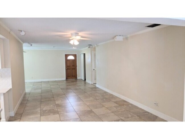 Foto del edificio - Spacious Pool Home Available Now!!