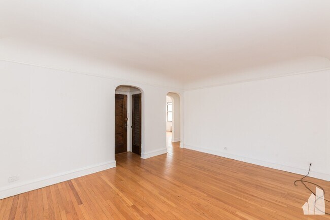 Building Photo - 2631 W Berwyn Ave