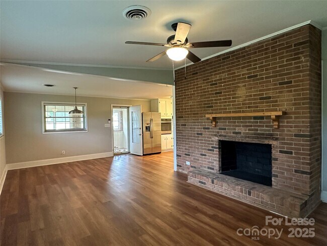 Building Photo - 1600 Plumcrest Dr