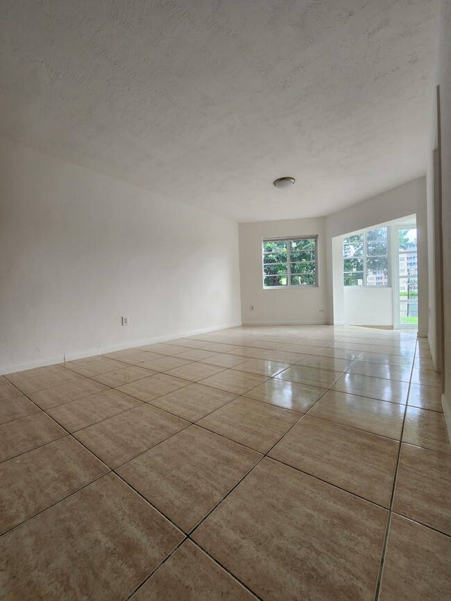 Building Photo - 1671 NE Miami Gardens Dr