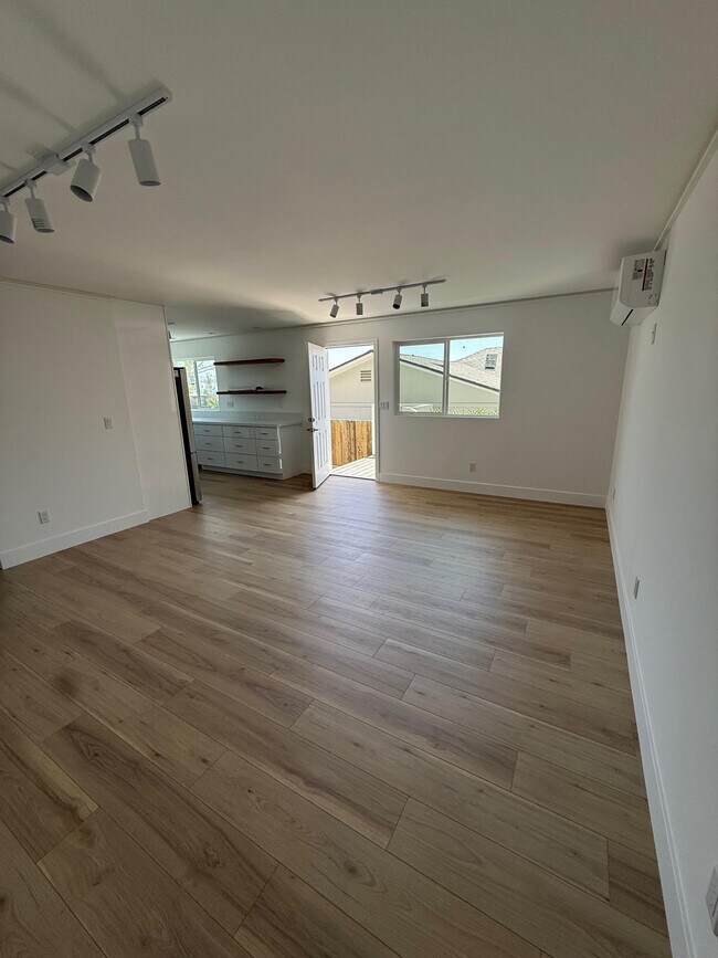 Sala principal con vista al exterior - 848 16th St