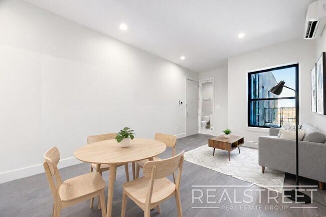 Foto del edificio - Modern 2 Bed w Full Amenities + Dishwasher/Laundry/Garden