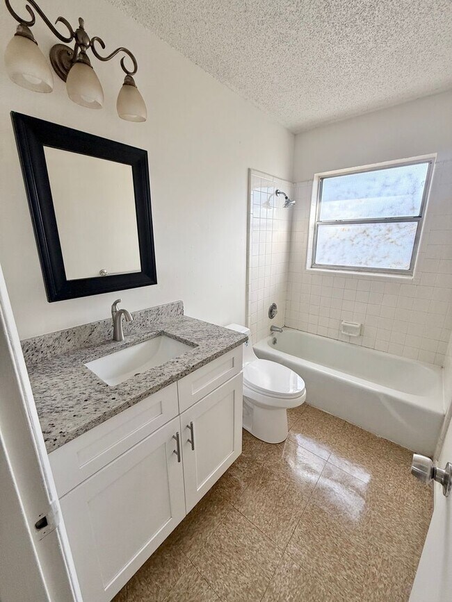 Building Photo - 2027/2029 Tennyson