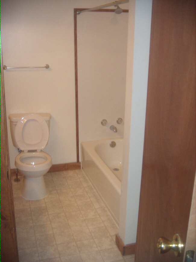 full bathroom (Apt 01) - 424 Ballard St