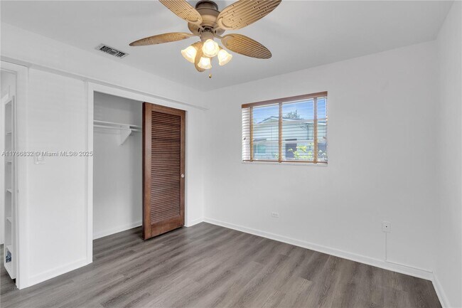Foto del edificio - 721 SW 64th Ter