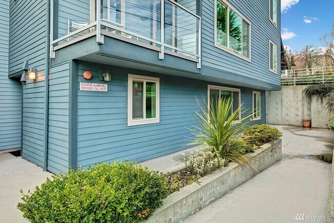 Building Photo - 4425 Greenwood Ave N