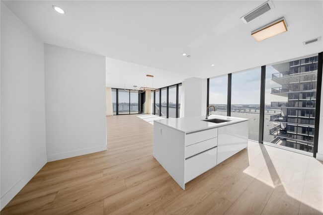 Foto del edificio - 700 NE 24th St