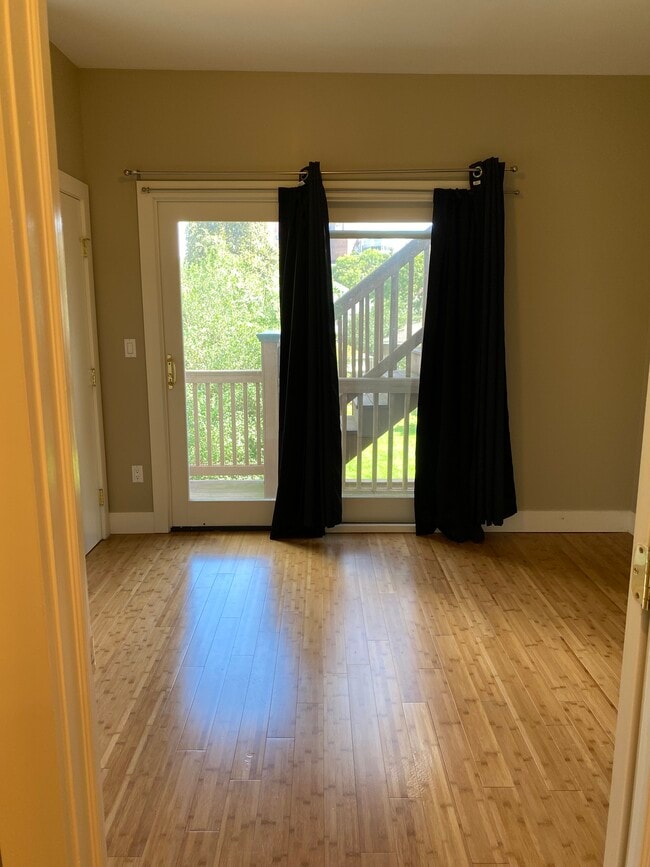 Bedroom with sliding doors - 18 Sayre St