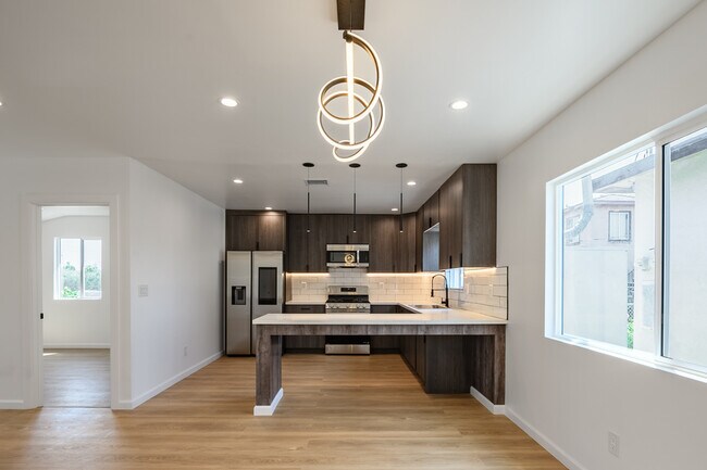 Foto del edificio - 6557 Darwell Ave