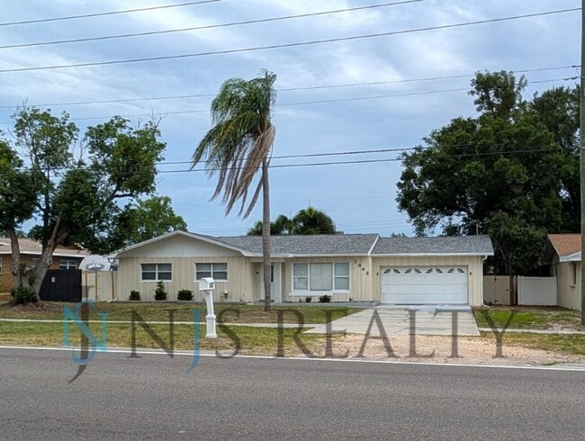 Foto del edificio - Beautiful 4/2/2 home with a POOL, 1700 Sq. Ft. with fenced yard, TONS of renovations