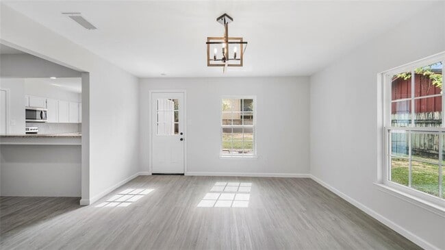 Building Photo - 910 Cedar Ln