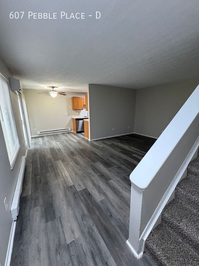 Foto del edificio - 607 Pebble Pl Dr