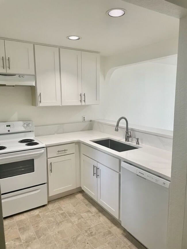 Foto del edificio - 2 WEEKS FREE RENT! Remodeled 2 bdrm 2 bath...