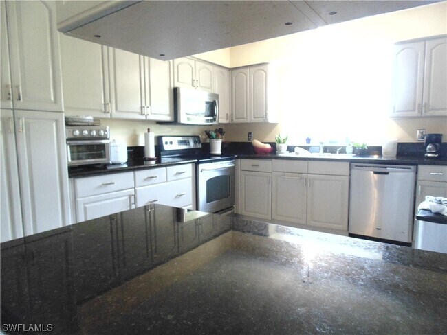 Building Photo - 800 Entrada Dr