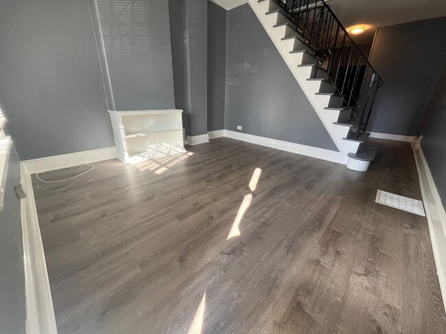 Building Photo - Newly Renovated 2 Bed/1.5 Bath Row Home in...