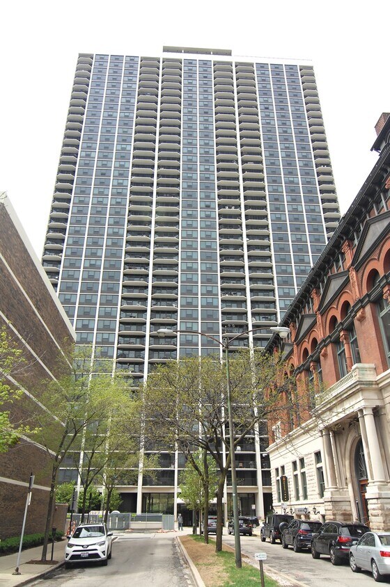 Foto principal - 1560 N Sandburg Terrace