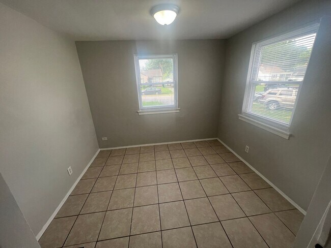Building Photo - Lease option to buy