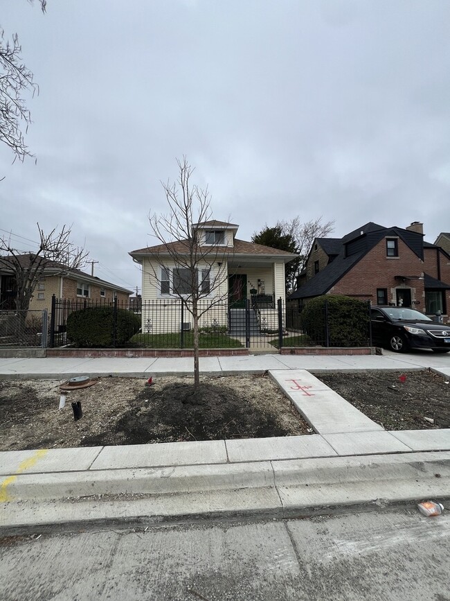 Building Photo - 6340 W Barry Ave