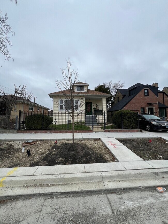 Foto del edificio - 6340 W Barry Ave