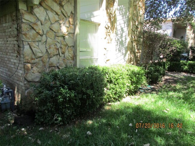 Building Photo - 202 Hollyhill Ln
