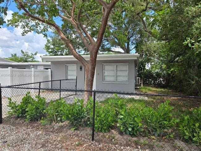 Building Photo - 325 SW 14th Ct