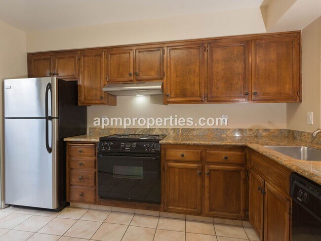 Building Photo - Wonderful 3 Bedroom, 2.5 bath, Updated Tow...