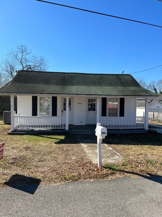 Building Photo - CUTE WHITE COTTAGE LOCATED IN CLINTON. NO CATS, LAP DOGS ONLY! LEASE ONLY.