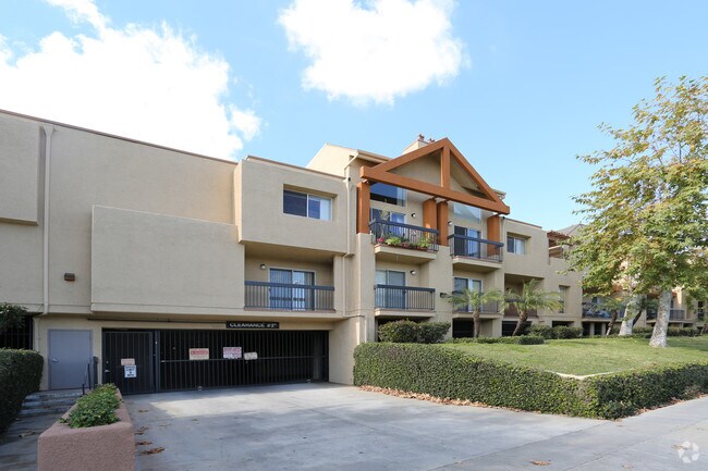 The Village Apartments Encino Ca Apartments Com