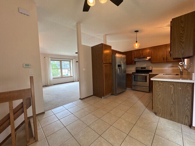 Building Photo - Pinon Valley Tri-Level