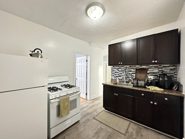 Foto del edificio - 5672 N Ridge Ave