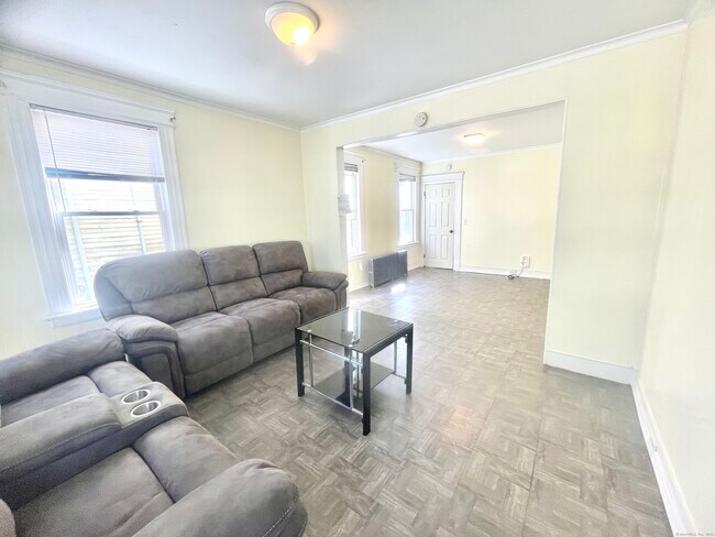 Foto del edificio - 68 Englewood Ave