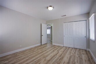 Building Photo - 1046 E Hassett Ave