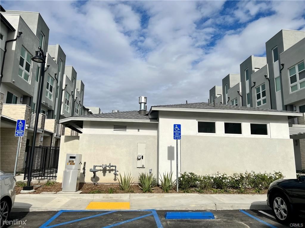 Building Photo - 3 br, 3.5 bath Condo - 1718 W Bushell St